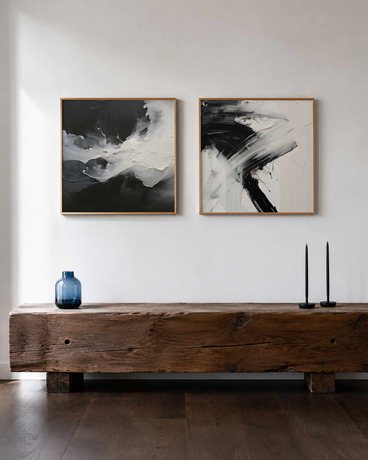 Interieurpresentatie van een tweedelige vierkante posterset met zwart witte verfstreken