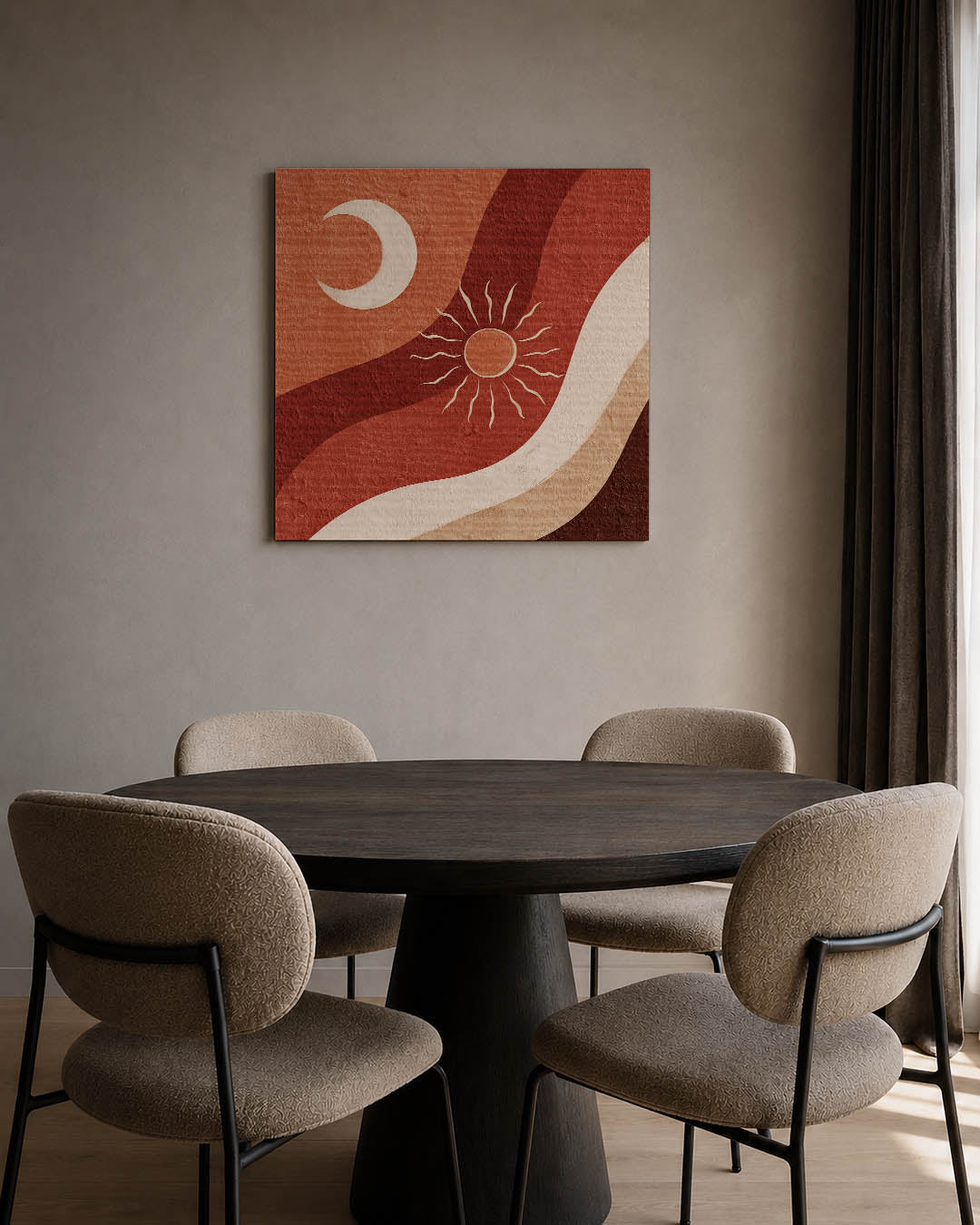 Golvende zon en maan kunstwerk – tweede productweergave – dit werk toont vloeiende lijnen in warme tinten met een halve maan