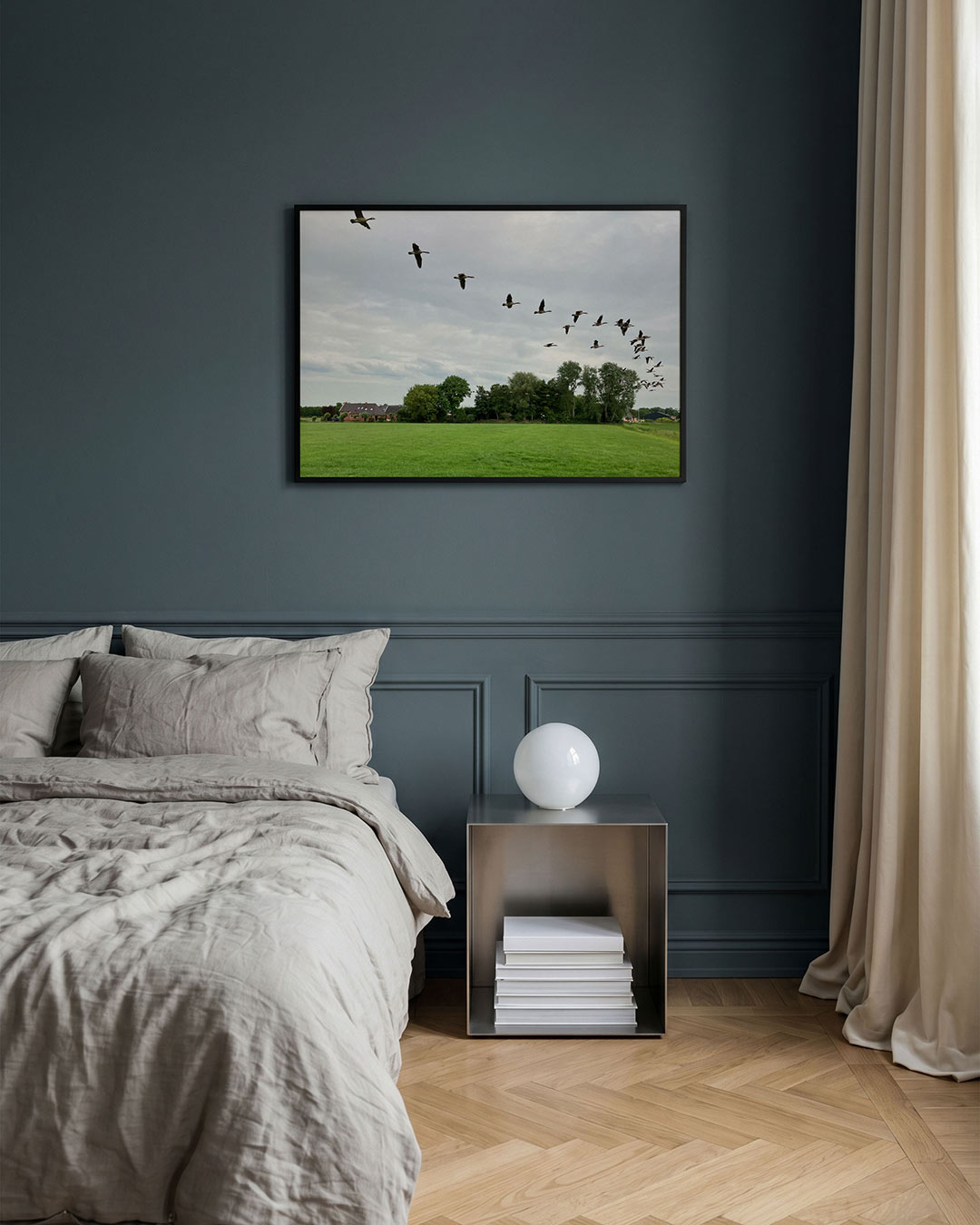 Vliegende vogels poster – detailweergave – een groep vogels vliegt in formatie over een uitgestrekt groen veld met bomen en