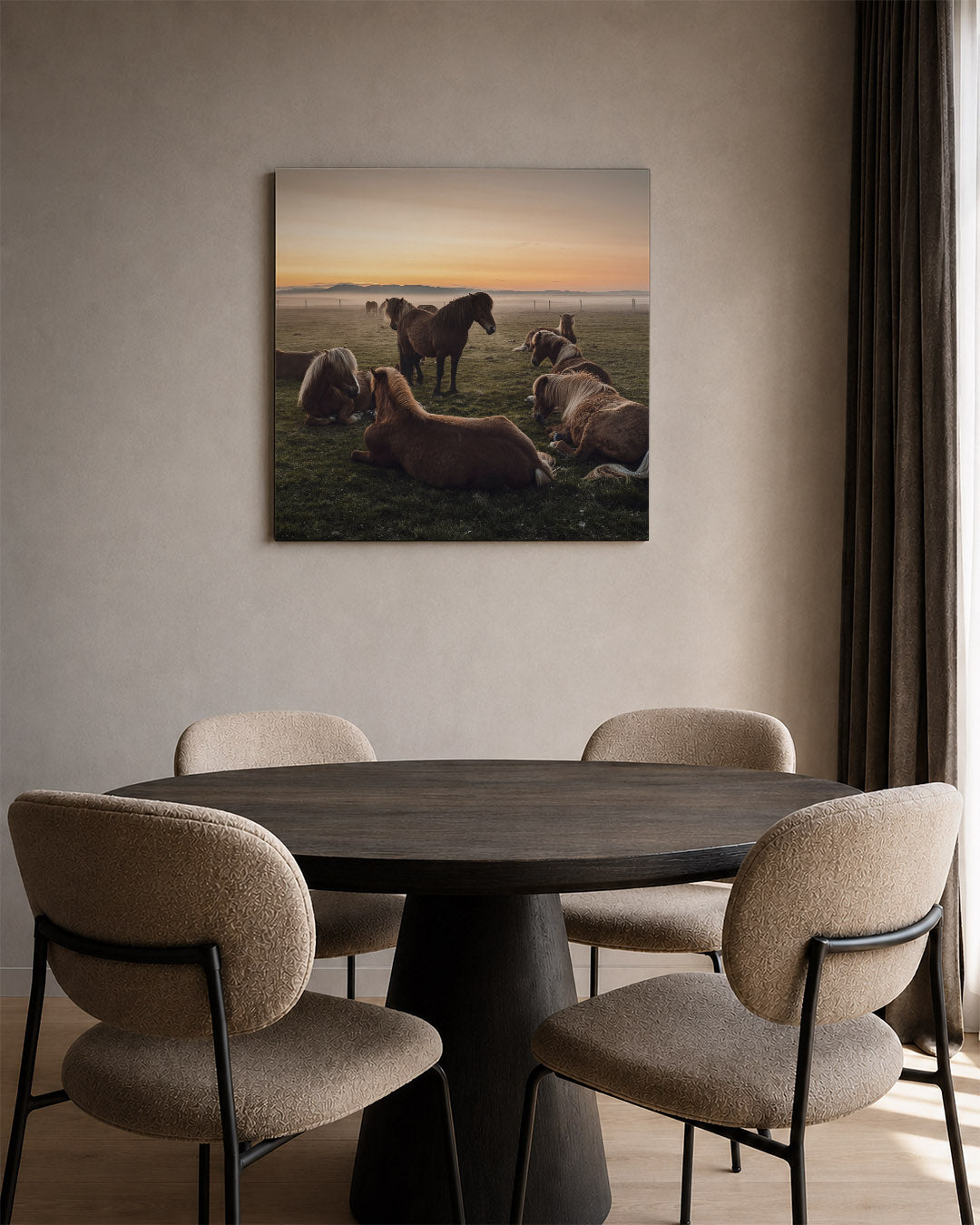 Rustige paardenweide kunstwerk – tweede productweergave – een weide met paarden die ontspannen liggen en staan, omgeven door