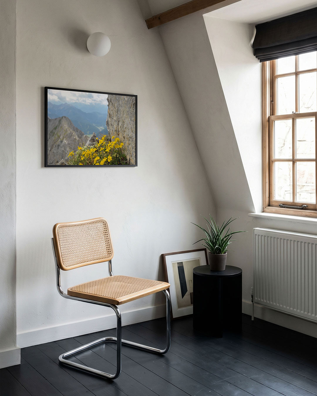 Bergbloemen en rotsen poster – tweede productweergave – deze poster toont levendige gele bloemen die groeien tussen ruige