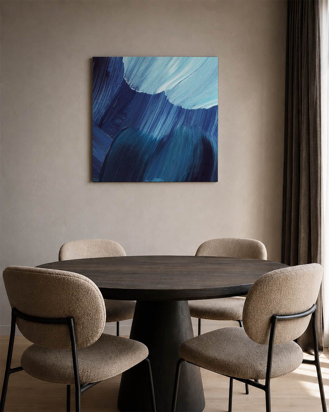 Dynamische blauwe beweging kunstwerk – derde productweergave – dit kunstwerk toont vloeiende penseelstreken in verschillende