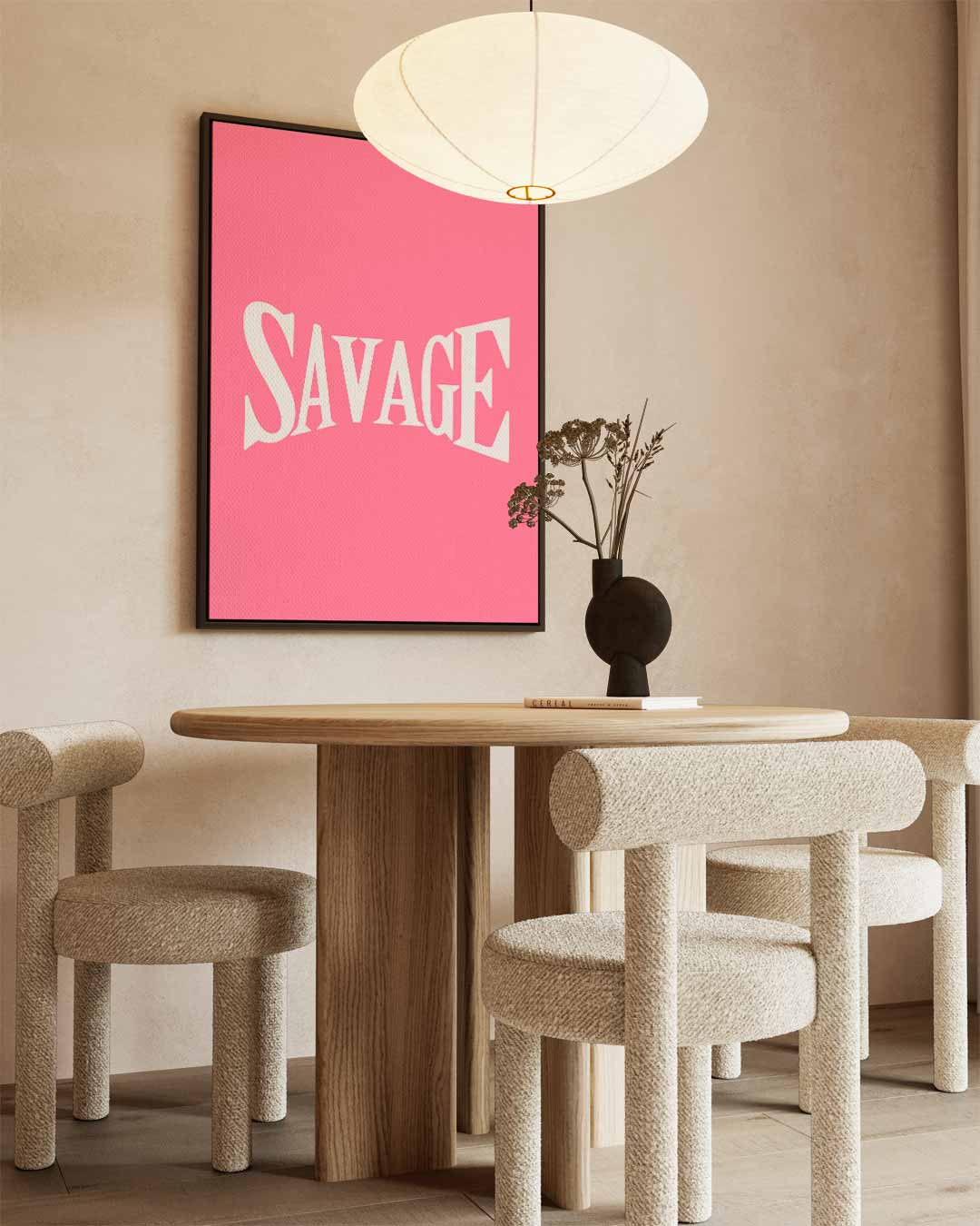 Gedurfde Typografie op Roze – dibond wanddecoratie in staand formaat