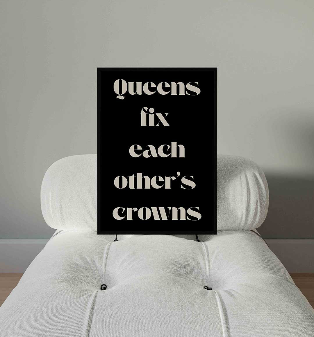 Queens fix each other's crowns – staande Pop Art wanddecoratie van WallArtistic