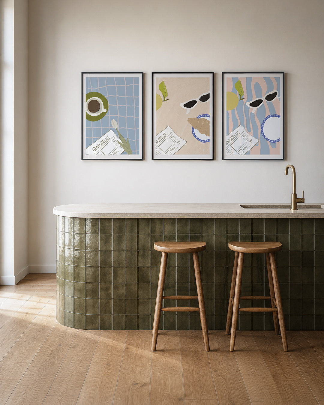 Koffie en nieuws posterset – tweede productweergave – een groene kop koffie op een blauw geruit tafelkleed, met een