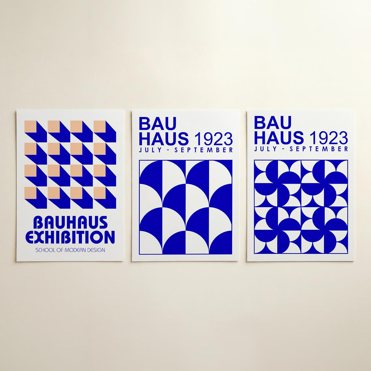 Vorm en schaduw posterset – detailweergave – deze posterset in drie delen toont een ritmisch patroon van perzik vierkanten