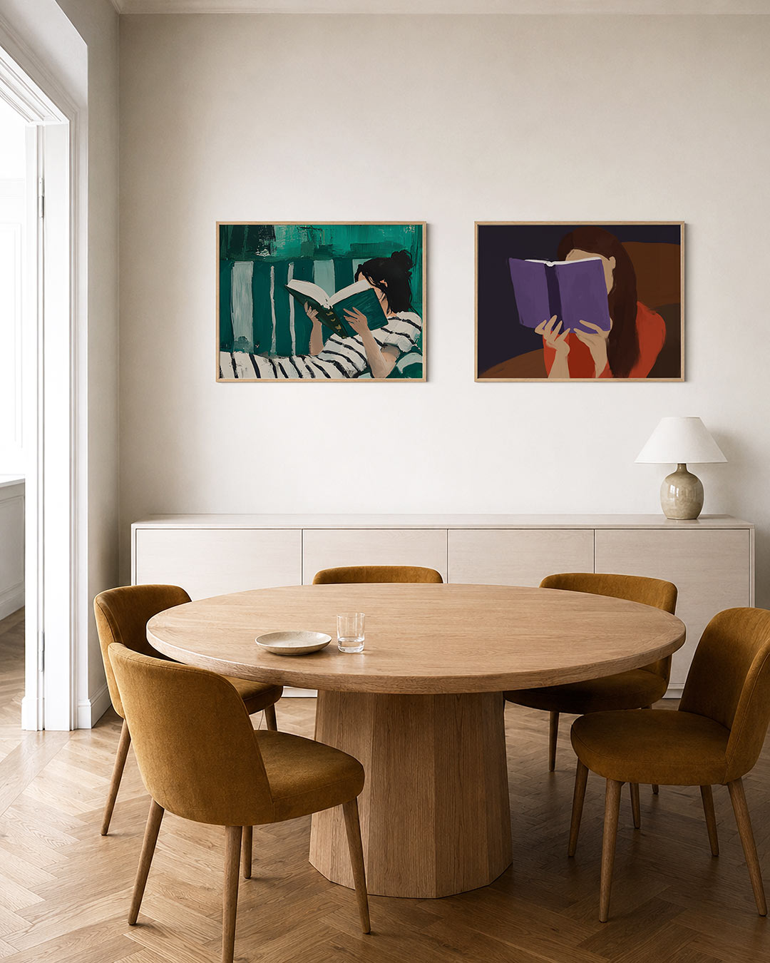Interieurpresentatie van twee posters met een persoon met een boek