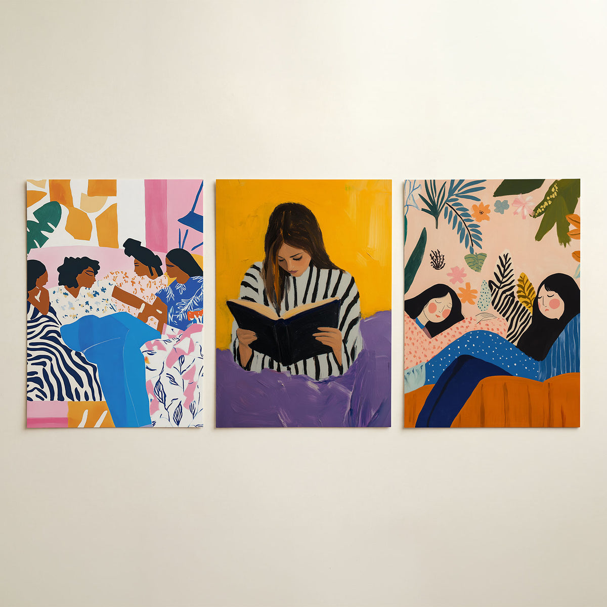 Vorm en kleurenspel driedelige posterset in interieur
