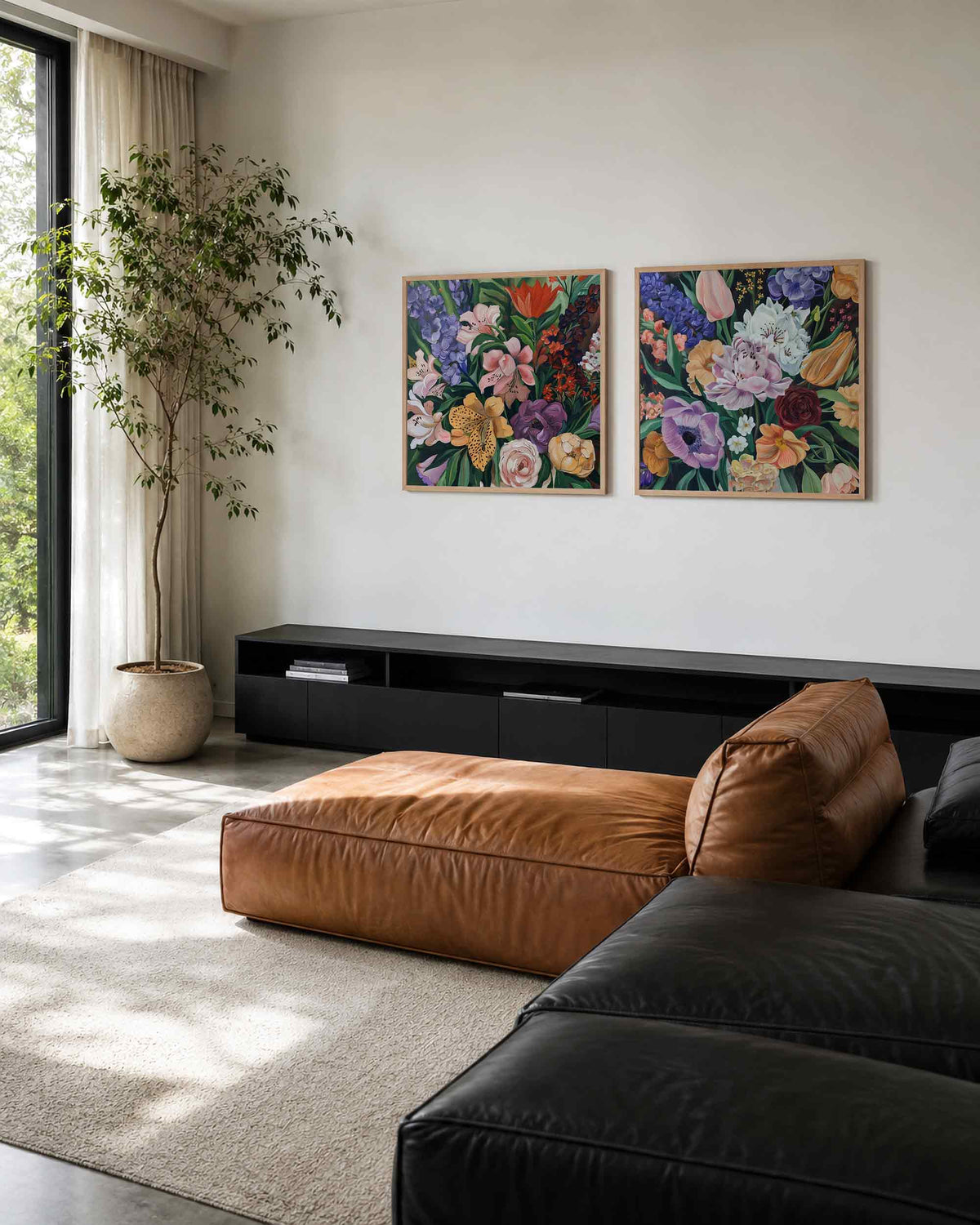 Interieurpresentatie van een tweedelige vierkante posterset met kleurrijke bloemen