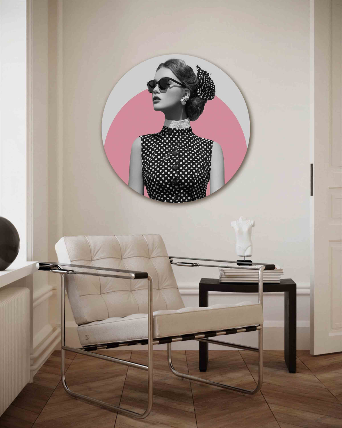 Retro dame met zonnebril – Pop Art muurcirkel als ronde wanddecoratie
