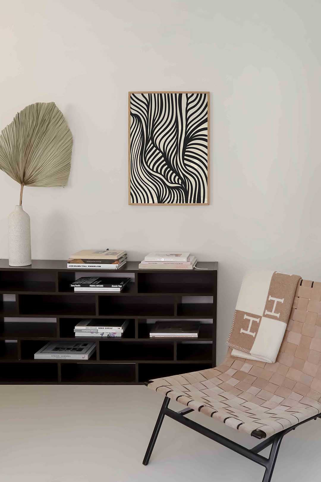 Zwart wit golvende lijnen – zachte abstracte poster in staand formaat
