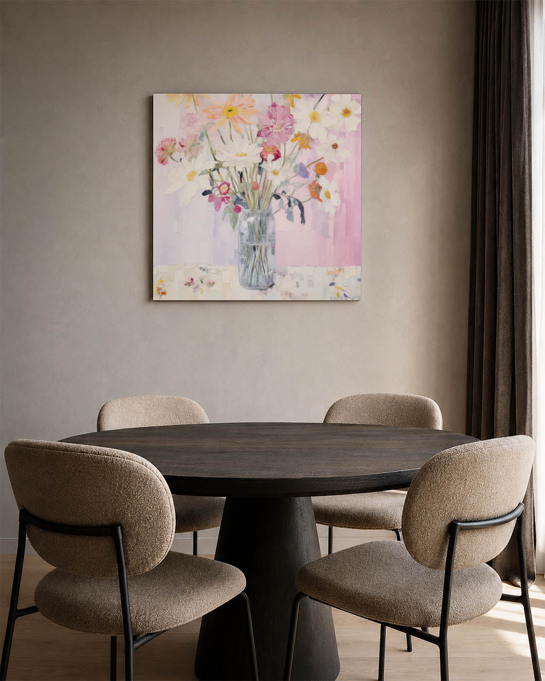 Bloemrijke compositie kunstwerk – derde productweergave – dit werk toont een vaas met kleurrijke bloemen tegen een zachte