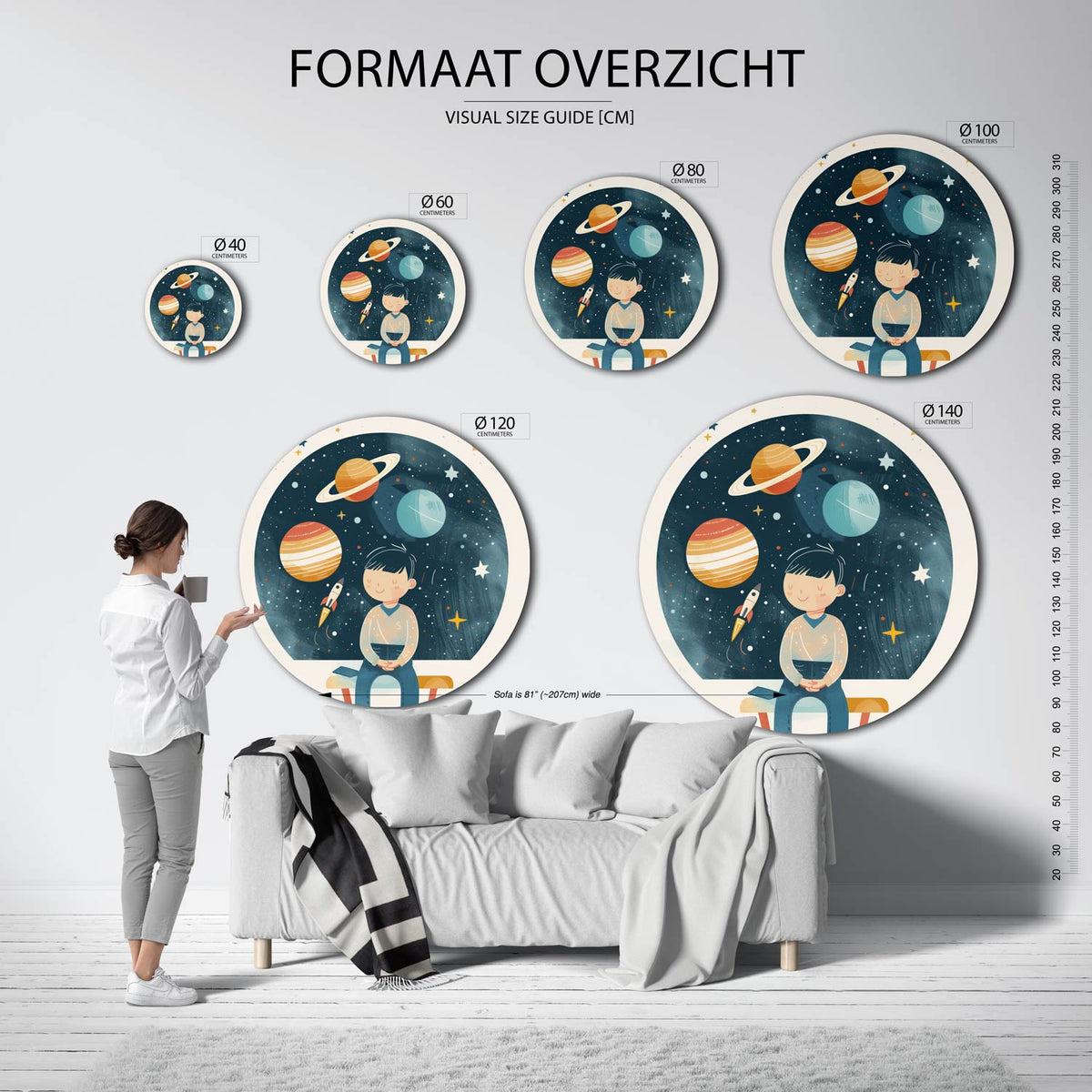 Jongen en planeten Muurcirkel – extra productweergave – Een jongen zit op een bankje met planeten en een raket om hem heen in