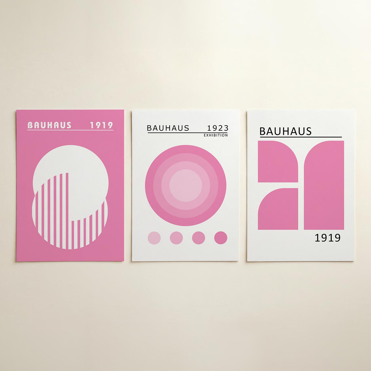 Cirkel en strepen posterset – detailweergave – een grote witte cirkel met verticale roze strepen tegen een roze achtergrond.