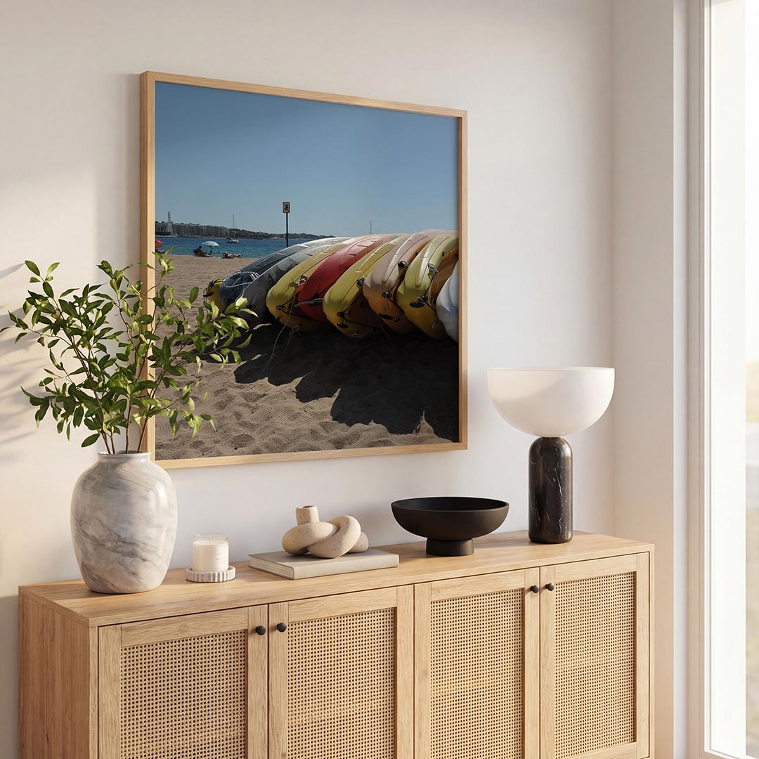 Kleurrijke kajaks op strand poster – tweede productweergave – een rij felgekleurde kajaks ligt op een zonnig strand, met een