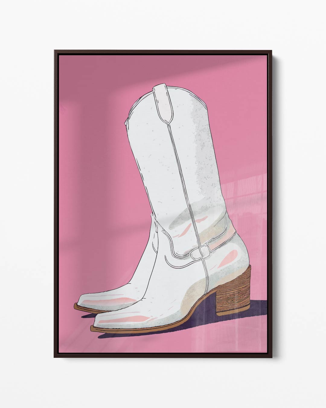 Witte Cowboylaarzen op Roze Achtergrond – portret kunstwerk als wanddecoratie