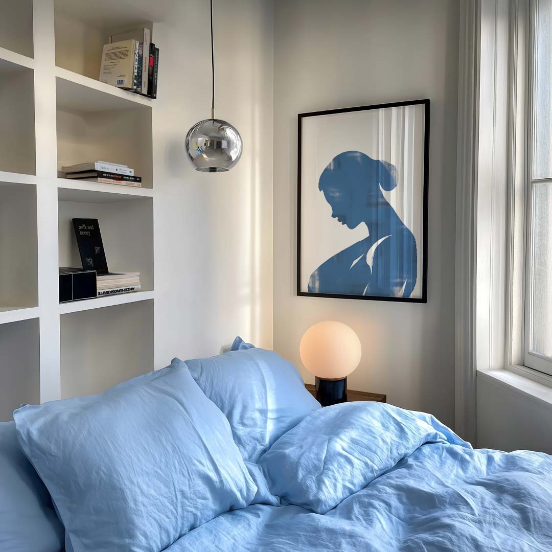 Elegante Vrouw in Blauw – vrouwelijk portret als moderne wandkunst