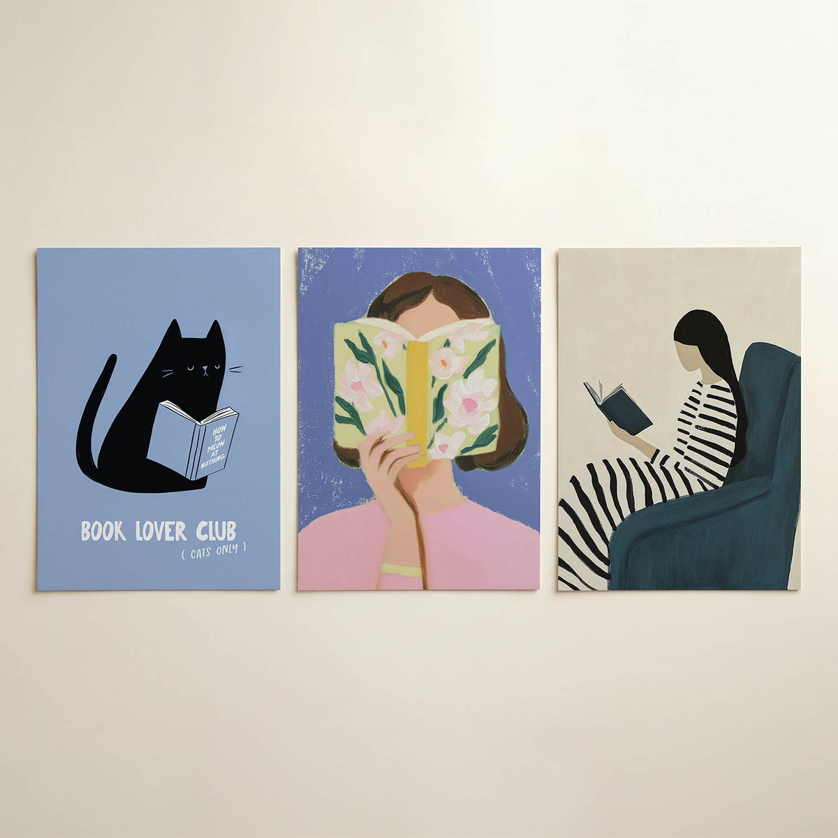 Katten en boeken posterset – detailweergave – een zwarte kat leest een boek op een zachte blauwe