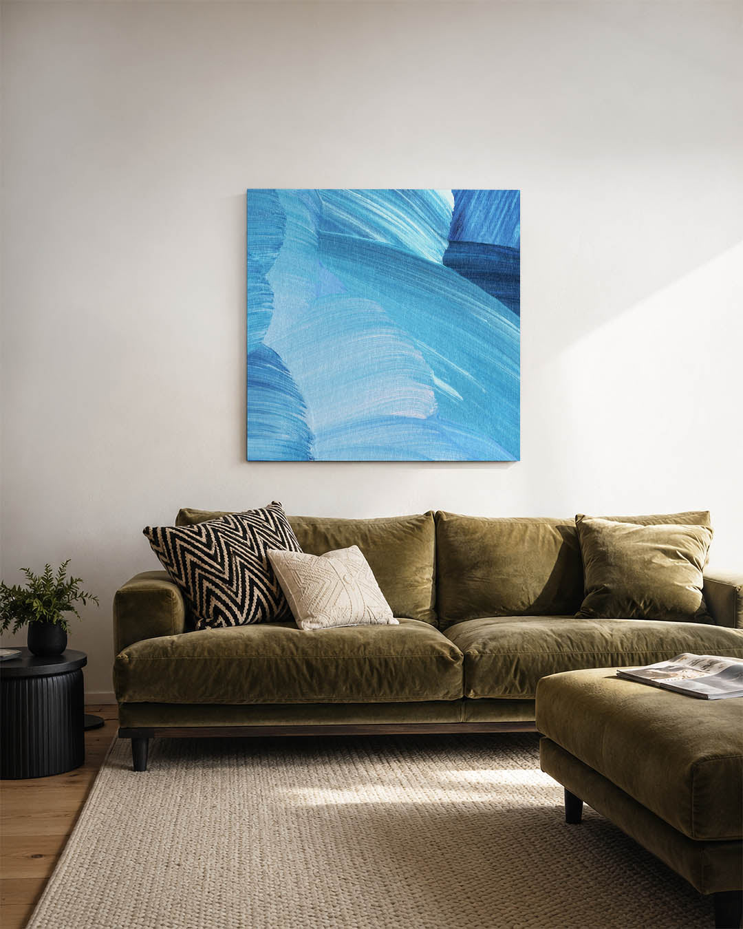 Dynamische blauwe strokes kunstwerk – sfeerbeeld – dit kunstwerk toont vloeiende blauwe penseelstreken die elkaar overlappen