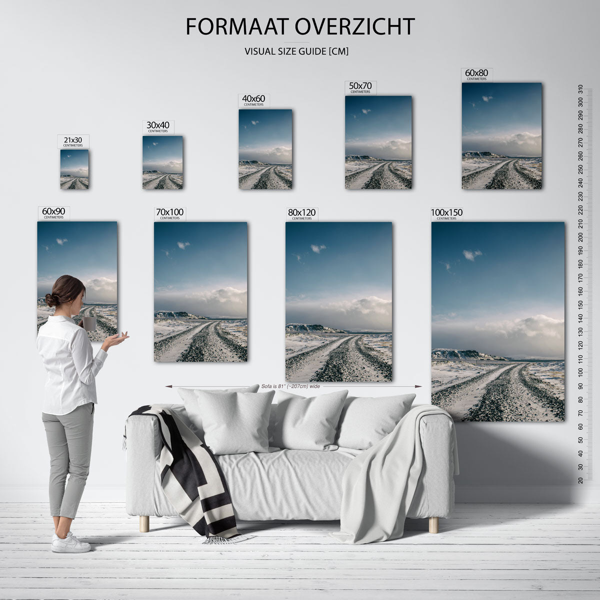 Weg in winterlandschap poster – sfeerbeeld – een kronkelende weg leidt door een besneeuwd landschap onder een uitgestrekte