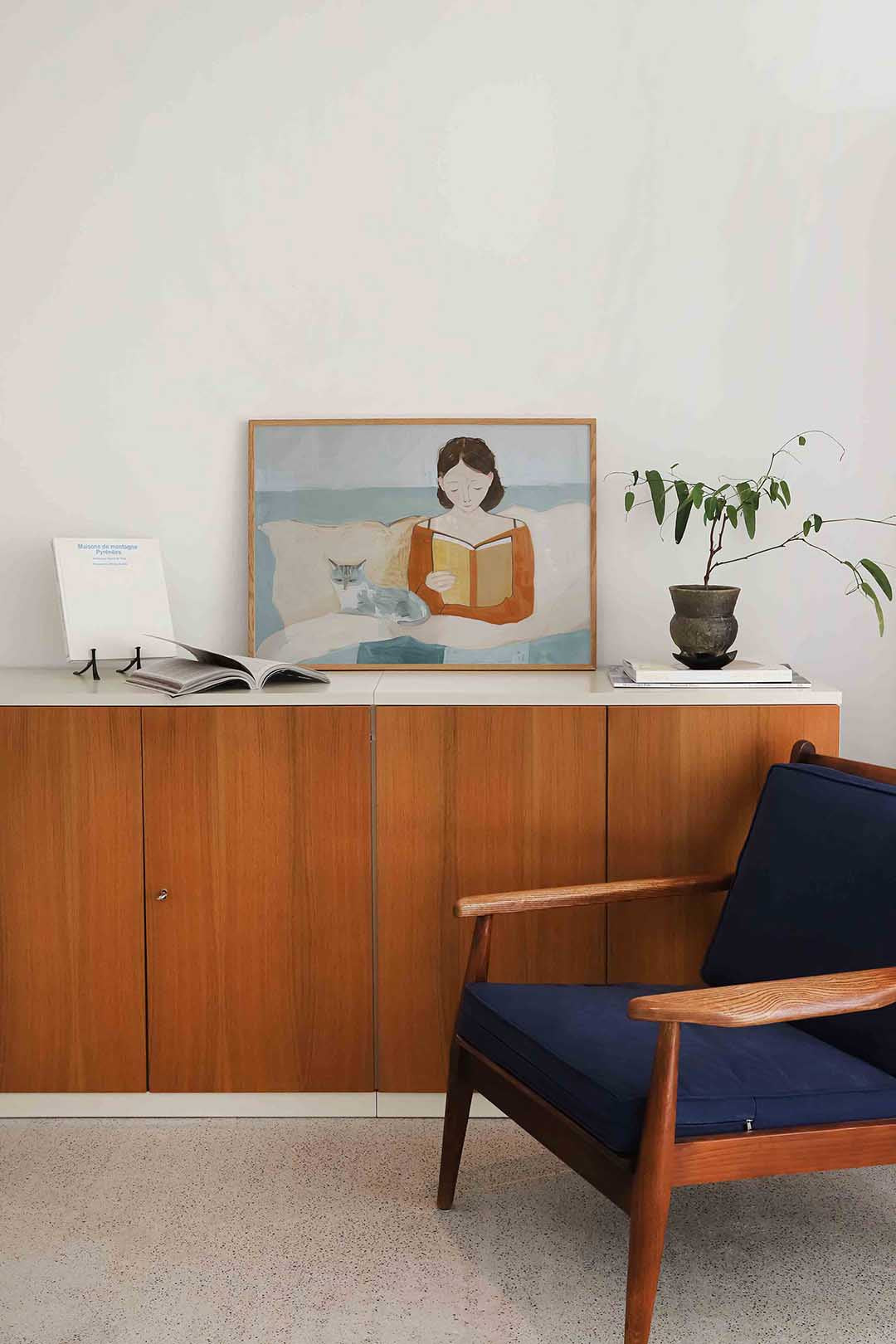 Lezende vrouw met kat – moderne landscape wanddecoratie van WallArtistic