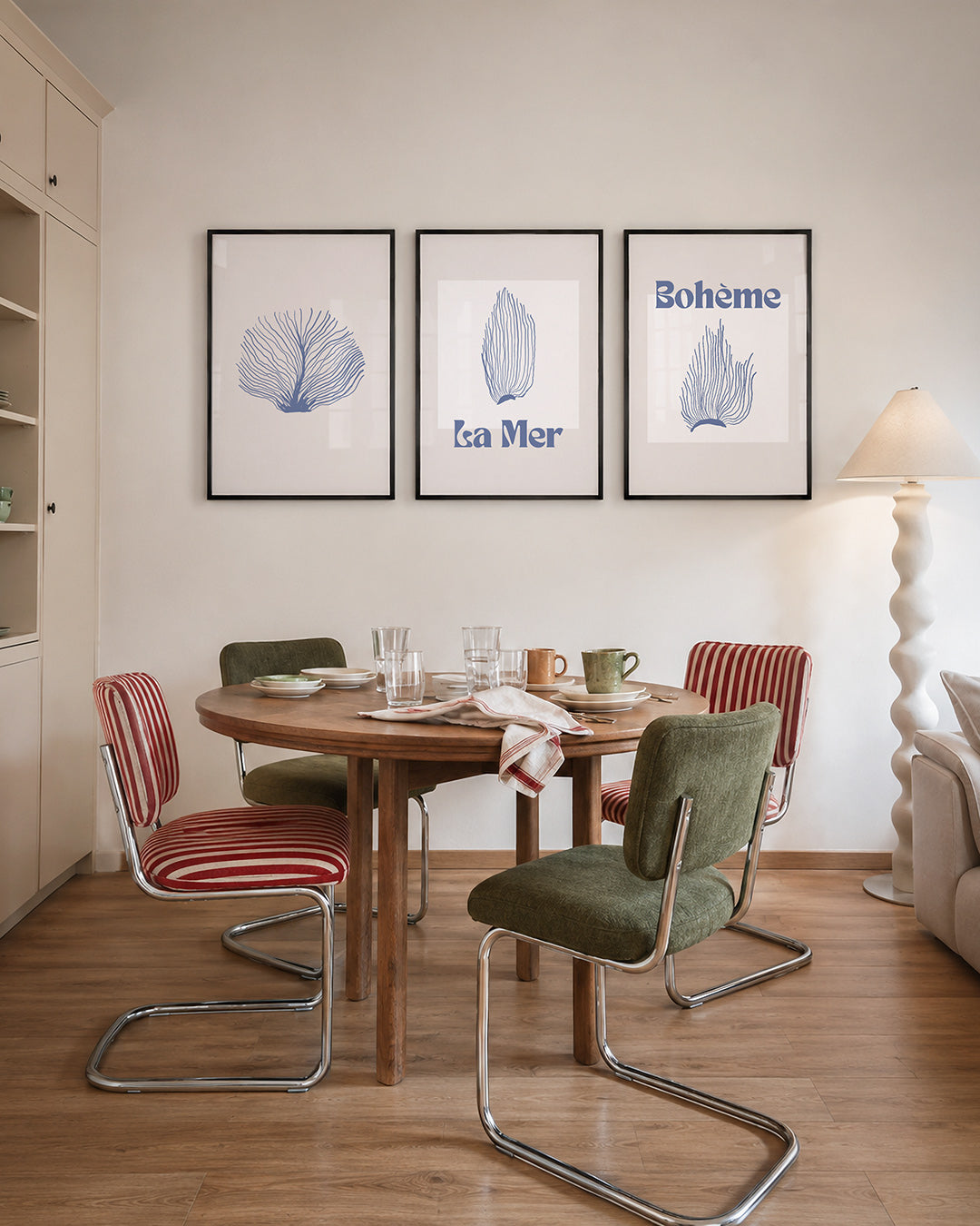 Lijnenspel en kleur – een speelse compositie van vloeiende lijnen in blauw op een zachte achtergrond