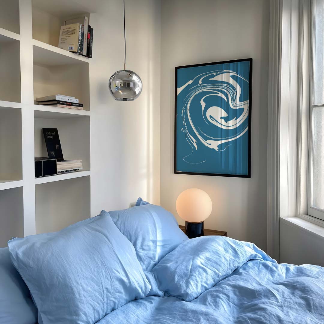 Abstracte Blauw-Zwarte Swirl – staande kleurrijke abstracte wanddecoratie van WallArtistic