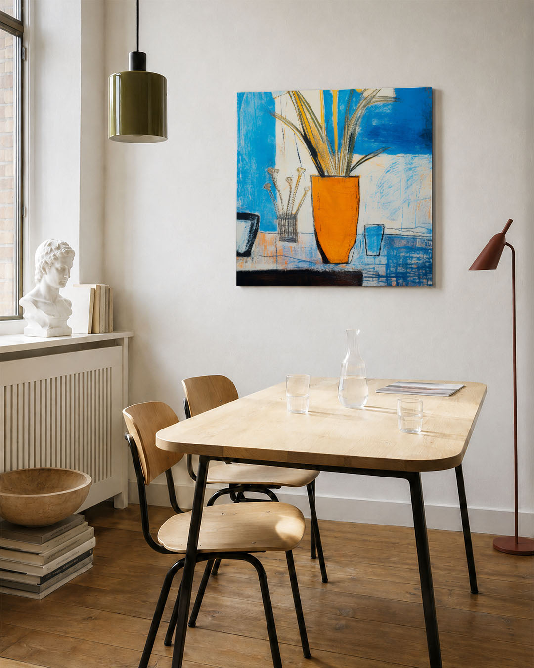 Vaas en bloemen kunstwerk – vierkante wanddecoratie – dit toont een oranje vaas met lange bladeren tegen een blauwe