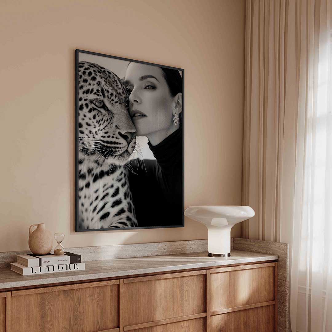 Vrouw en luipaard – kleurrijke Pop Art poster in staand formaat