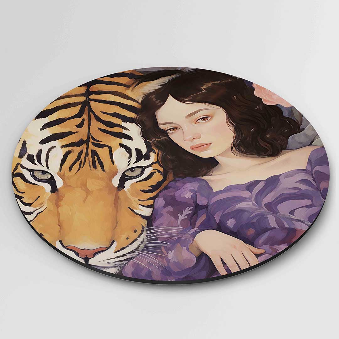 Tijger en vrouw – ronde textuur wanddecoratie van WallArtistic