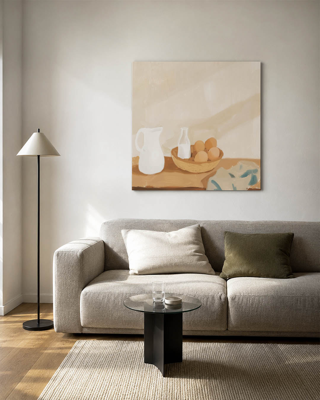 Rustige keukenscène kunstwerk – vierkante wanddecoratie – dit kunstwerk toont een compositie van een kan, fles en mand met