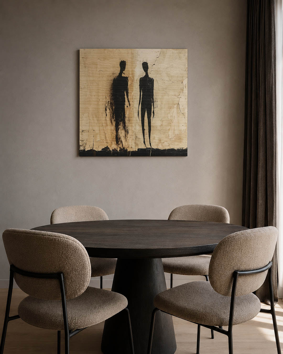 Schaduwfiguren op beige kunstwerk – tweede productweergave – twee silhouetten staan op een beige achtergrond. De figuren zijn