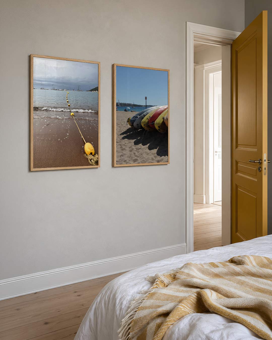 Zee en lijnen posterset – detailweergave – een lijn van gele boeien leidt het oog van het strand naar de horizon, waar boten
