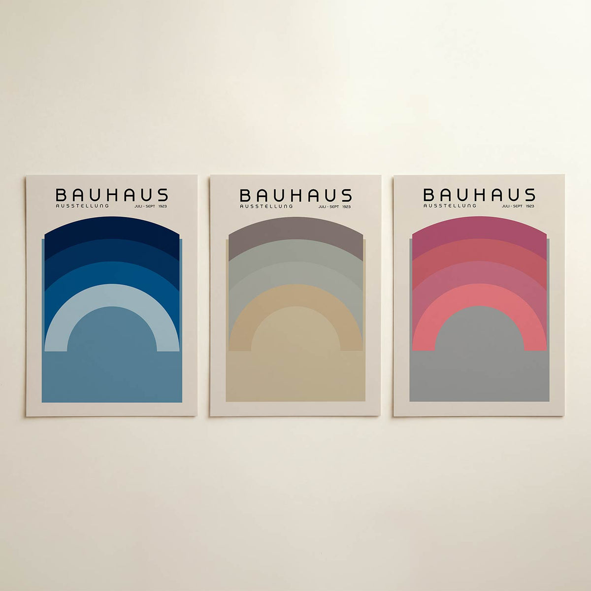 Kleurboog ritme posterset – detailweergave – deze posterset in drie delen toont een harmonie van blauwe bogen op een lichte