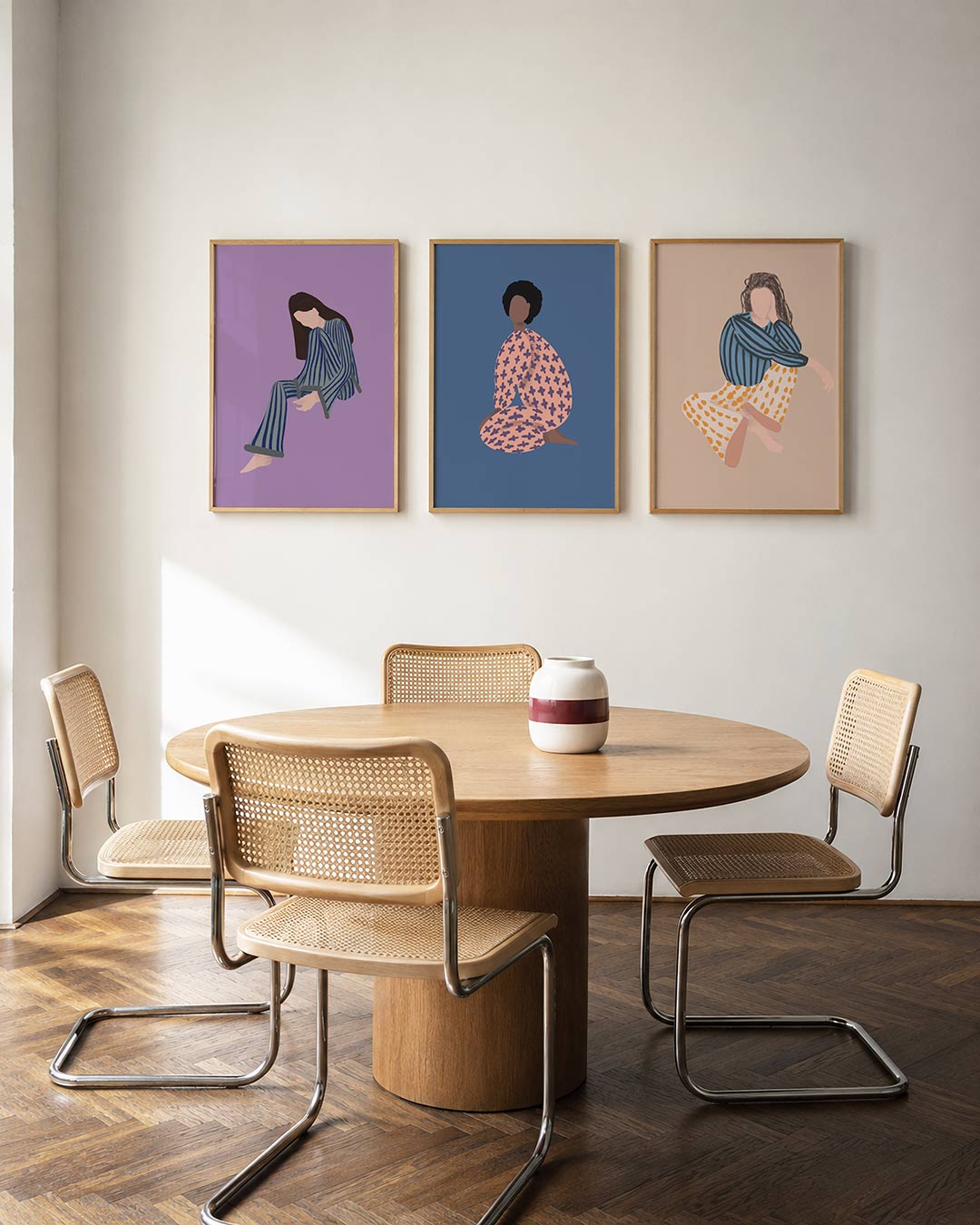 Gestreepte vormen driedelige posterset in interieur