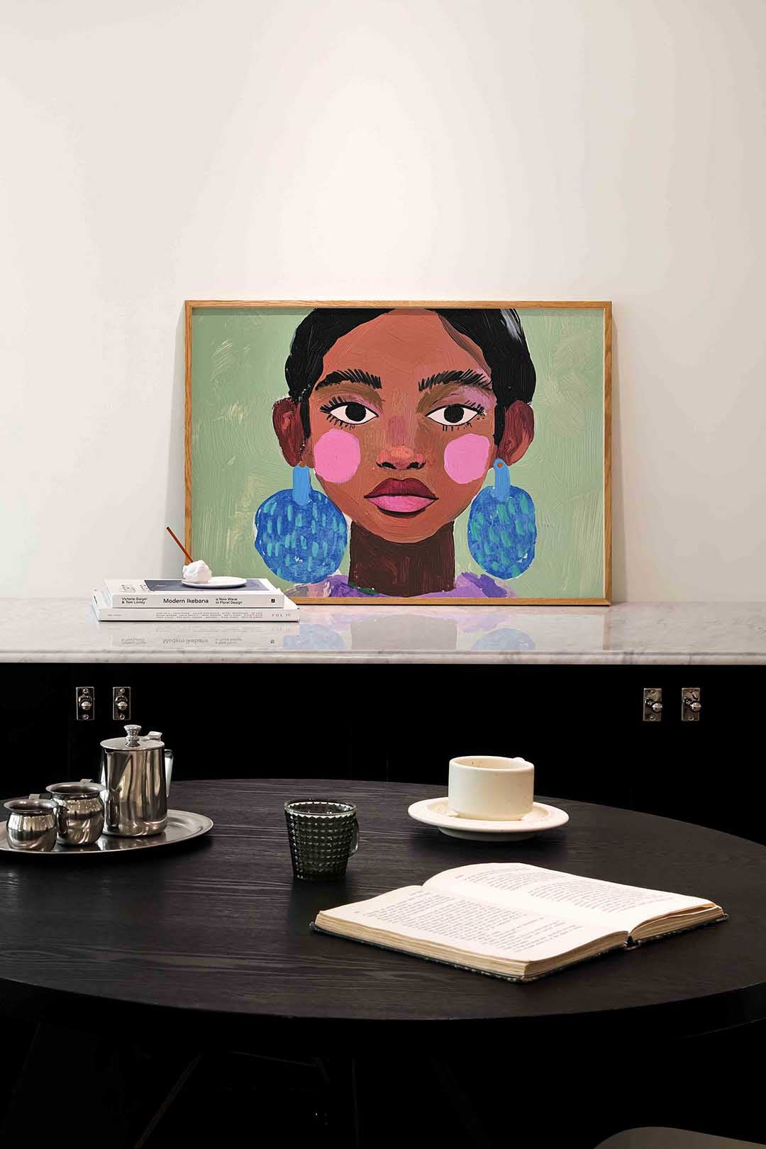 Portret met blauwe oorbellen – portret poster in liggend formaat