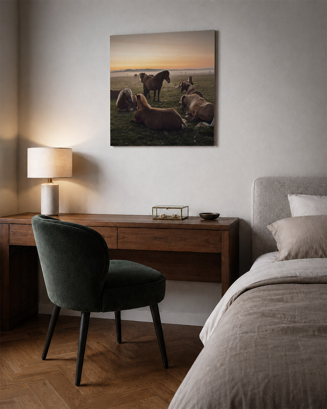 Rustige paardenweide kunstwerk – sfeerbeeld – een weide met paarden die ontspannen liggen en staan, omgeven door een
