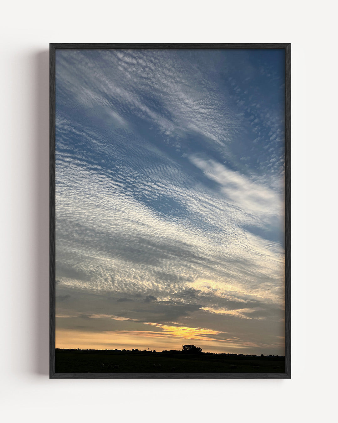 Lucht met wolken poster – portret wanddecoratie – deze poster toont een uitgestrekte lucht met golvende wolken en een zachte