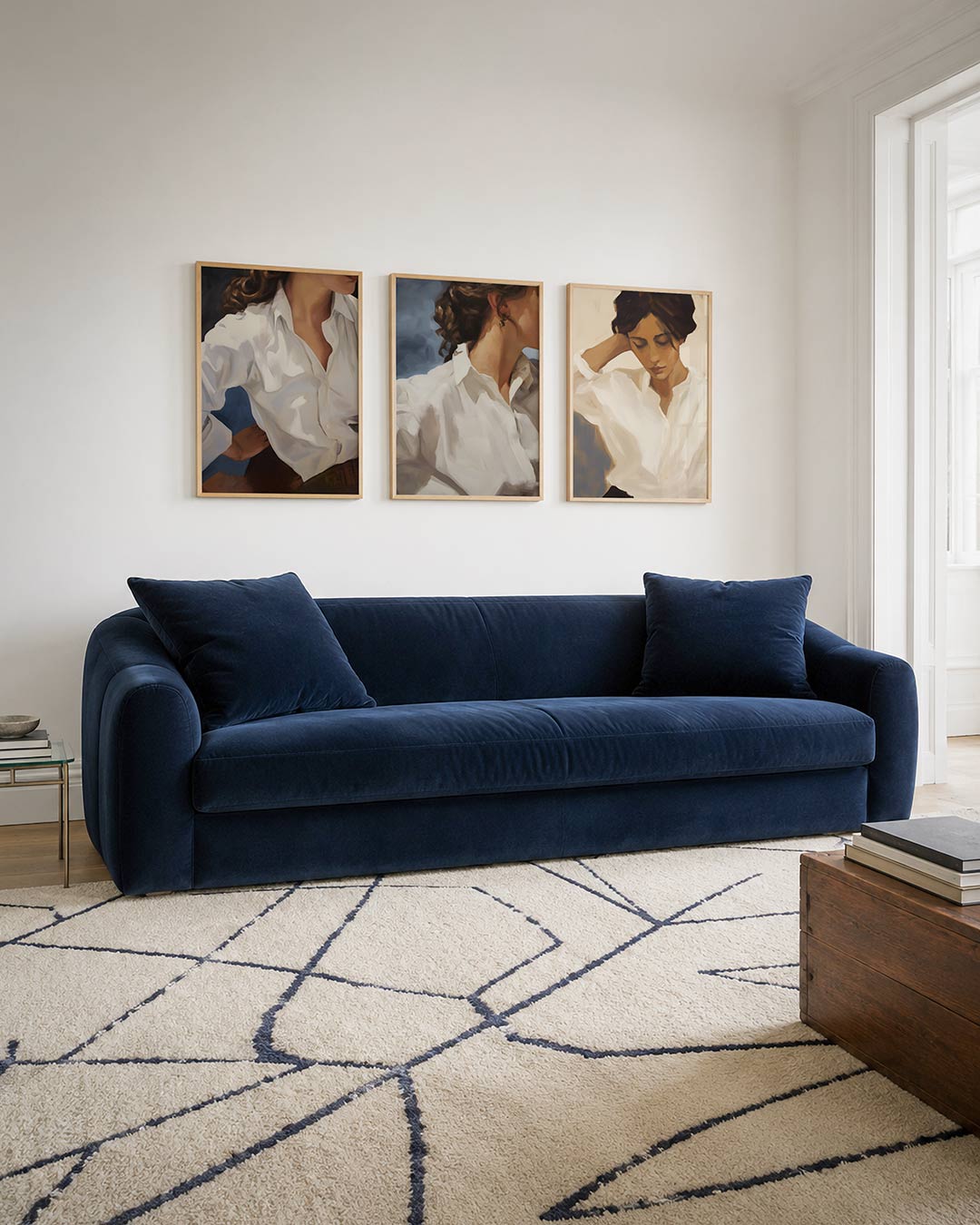 Vorm en kleur posterset – tweede productweergave – een vloeiende witte blouse tegen een donkere achtergrond