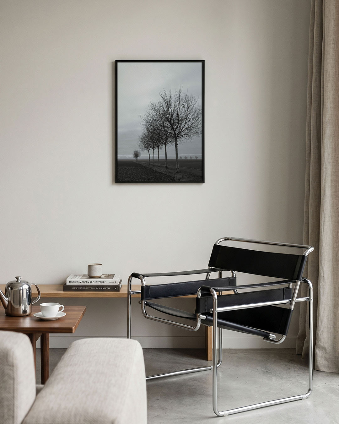 Landschap met bomenrij poster – tweede productweergave – een rij kale bomen langs een weg in een open landschap. De lucht is