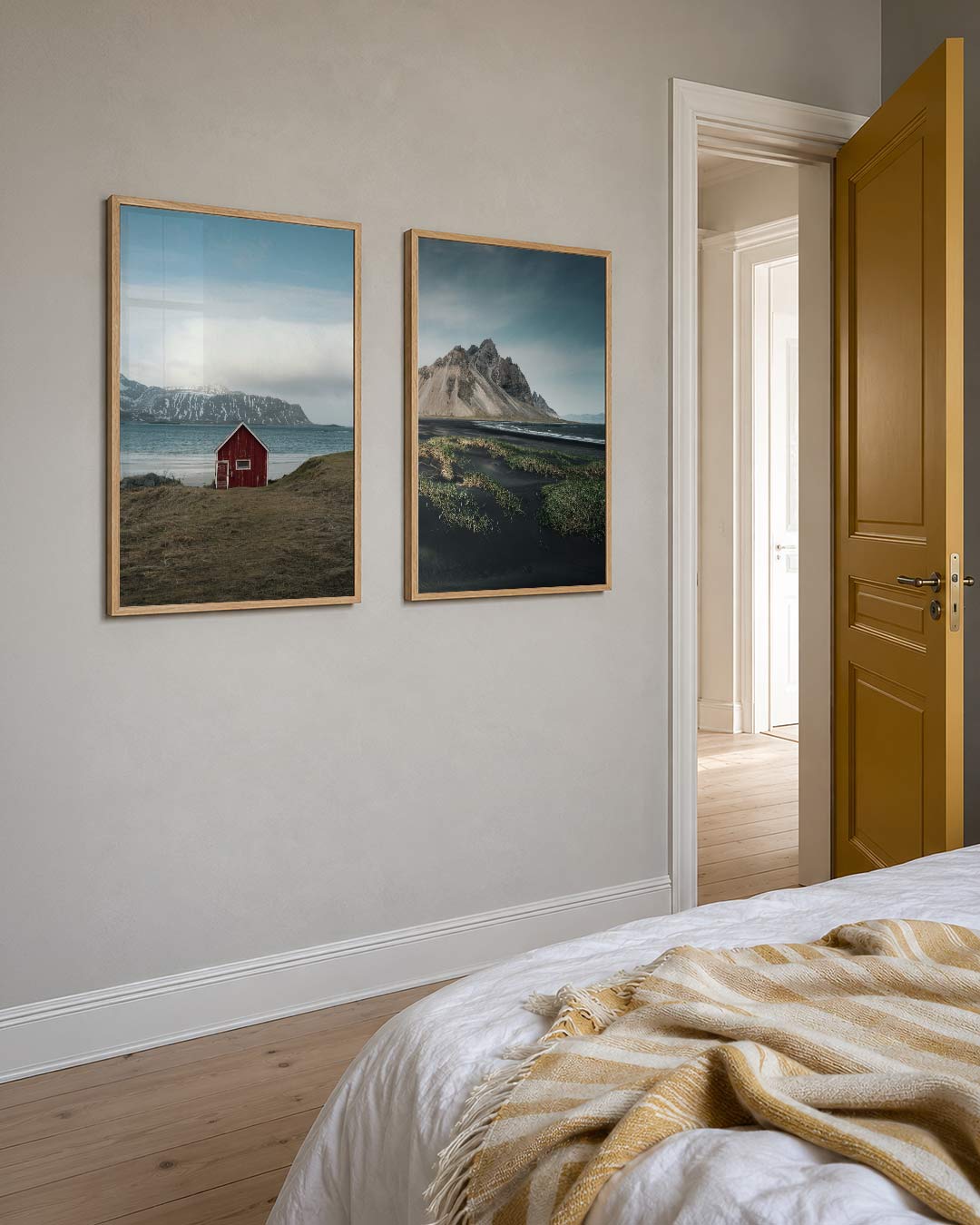 Rustieke huisje posterset – detailweergave – een rood huisje staat centraal met een achtergrond van bergen en zee. De lucht