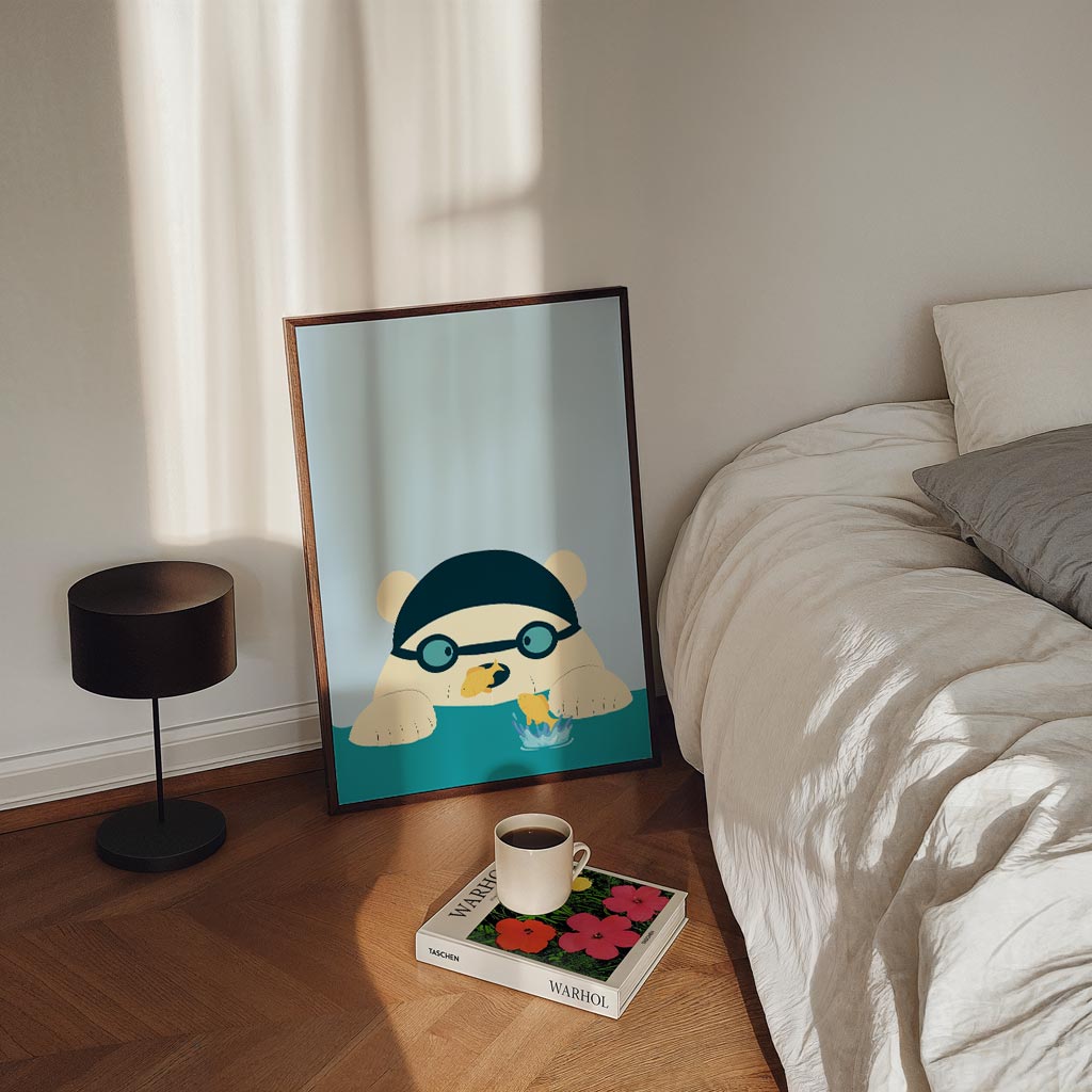 Zwemmende Beer met Vissevrienden – staande kinderkamer wanddecoratie van WallArtistic