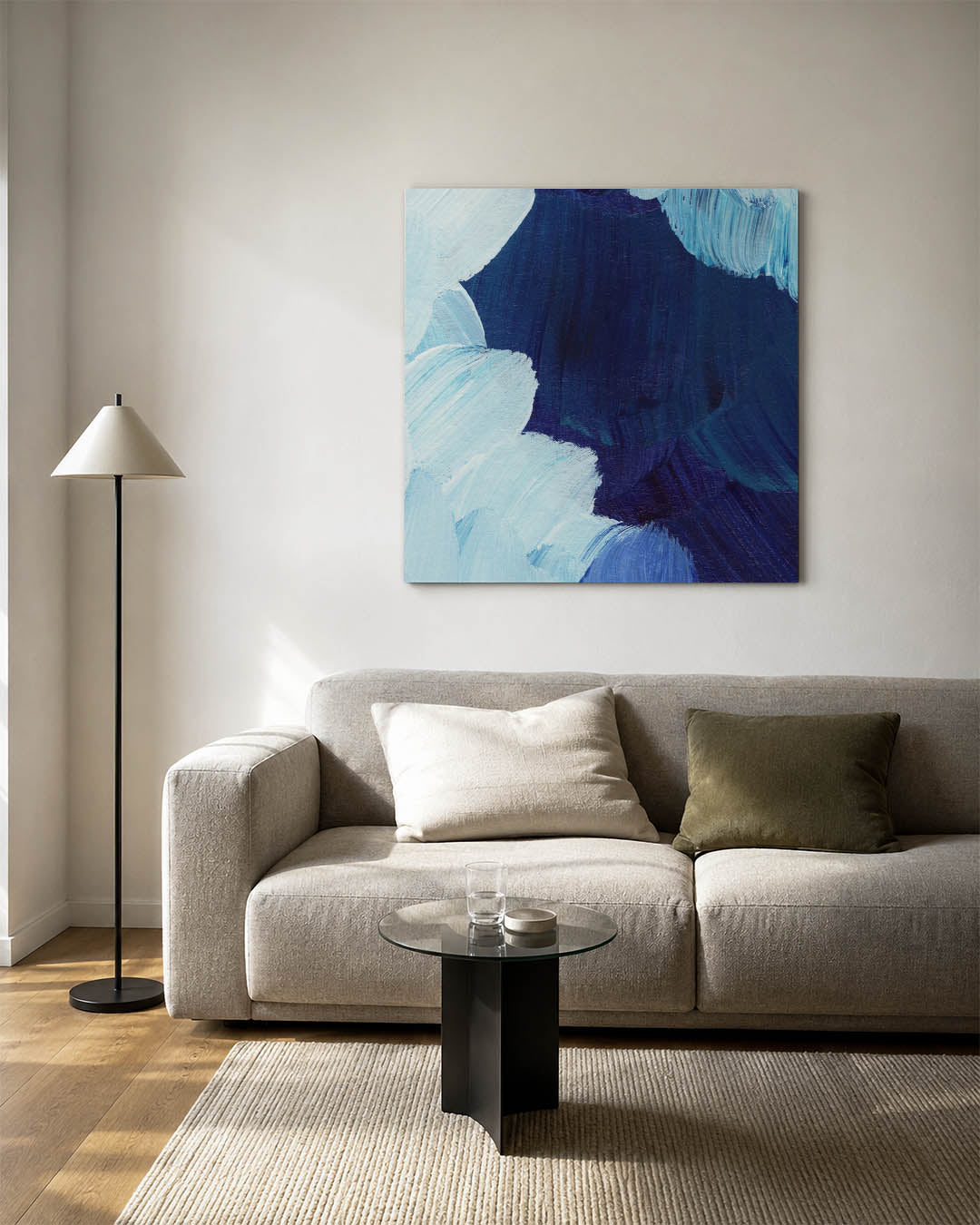 Dynamische blauwtinten kunstwerk – detailweergave – dit werk toont vloeiende penseelstreken in verschillende blauwtinten. De