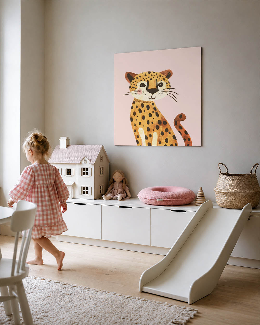 Vrolijke luipaard illustratie kunstwerk – tweede productweergave – dit kunstwerk toont een speelse luipaard met een roze