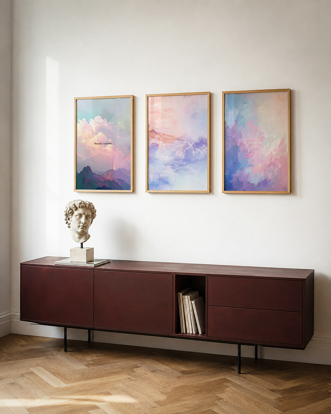 Dromerige berglandschap posterset – detailweergave – zachte pasteltinten vormen een serene lucht met wolken en