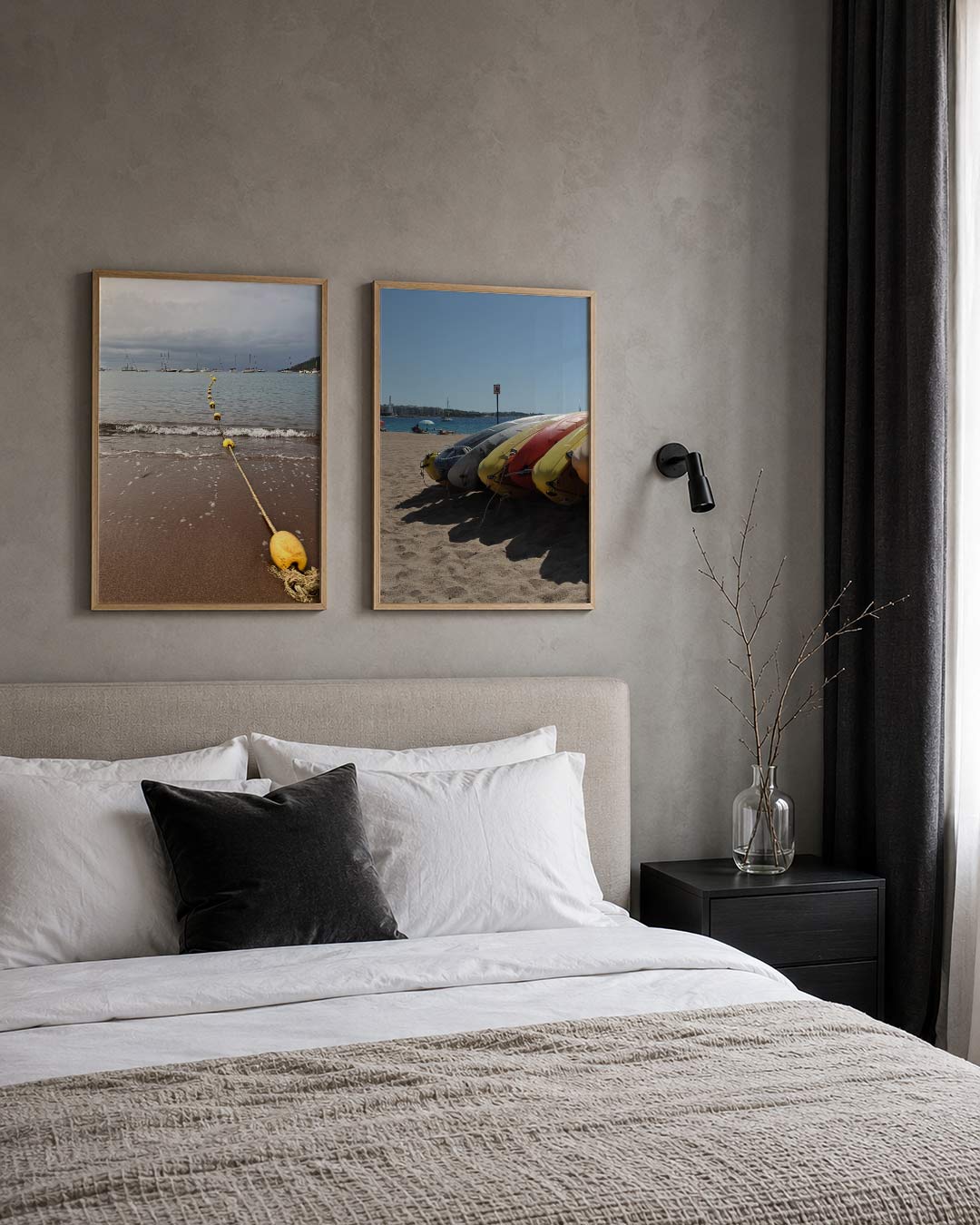 Zee en lijnen posterset – derde productweergave – een lijn van gele boeien leidt het oog van het strand naar de horizon, waar