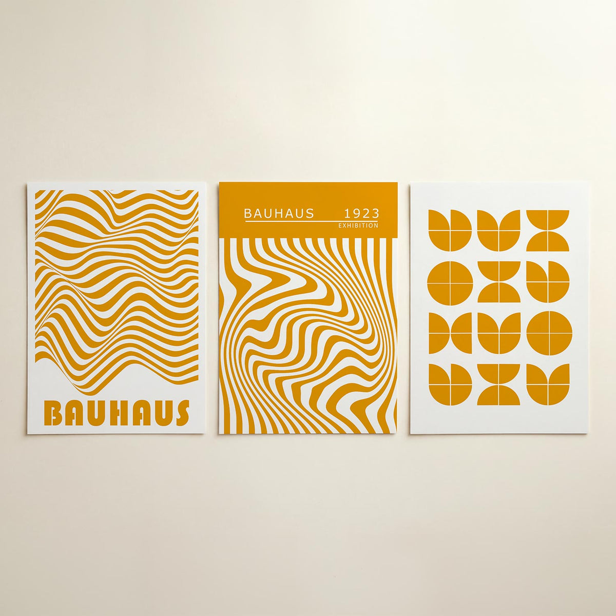 Golvend lijnenspel posterset – detailweergave – deze poster toont een dynamisch spel van golvende, oranje lijnen die ritmisch