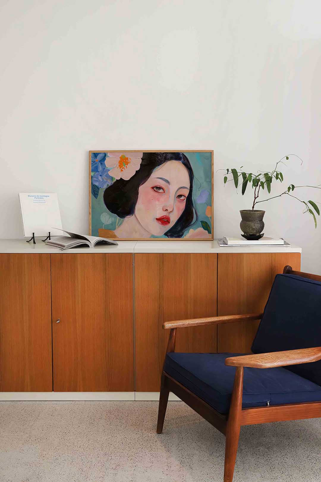 Vrouwelijk portret met bloemen – moderne landscape wanddecoratie van WallArtistic