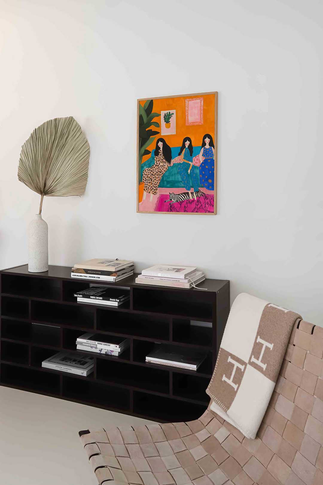 Drie vrouwen en plant – staande moderne wanddecoratie van WallArtistic