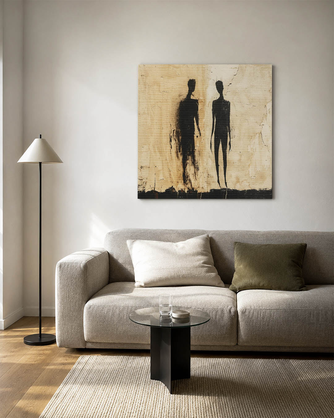 Schaduwfiguren op beige kunstwerk – vierkante wanddecoratie – twee silhouetten staan op een beige achtergrond. De figuren